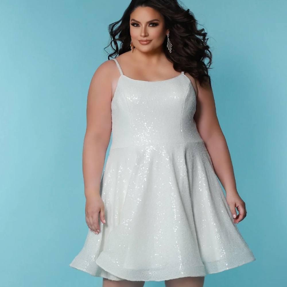Sydney's Closet White Sleeveless Scoop Neck Wedding Dress | 26W